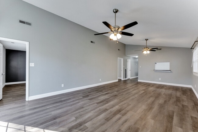 Building Photo - 1400 Riverside Dr