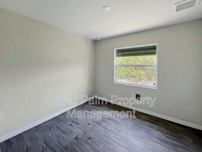 Building Photo - 1304 W 12th St