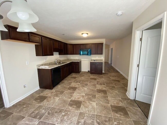 Building Photo - 3 Bedroom 2 bath with 2 Car Garage Home Fo...