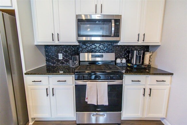 Building Photo - 2221 Middle Rdg Dr