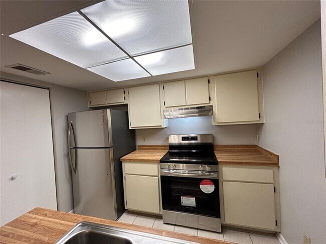 Building Photo - 4406 SW 70th Terrace
