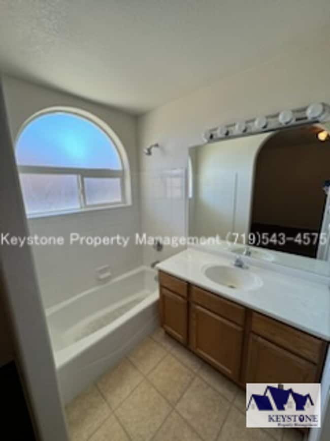 Building Photo - South side Domega Home 3 Bedroom/2 Bath/2 Car Garage $1850/$1850