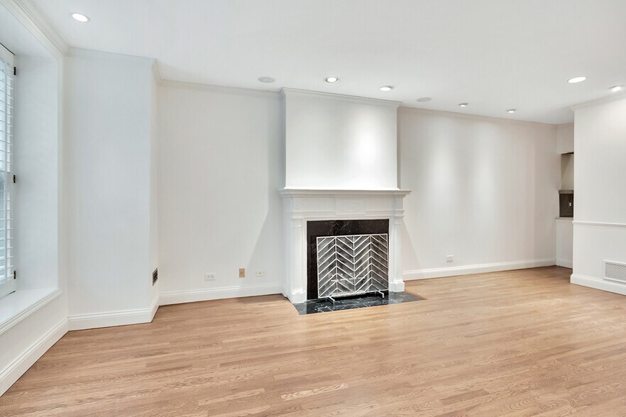 Living room WBF - 1228 N Dearborn St