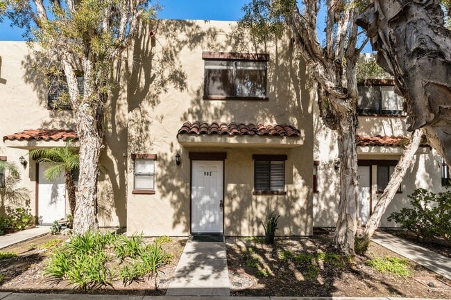 Building Photo - 2 Bedroom 1.5 Bath Townhome with  pvt patio (AC/Pool/Gated Parking/EV Chargers)