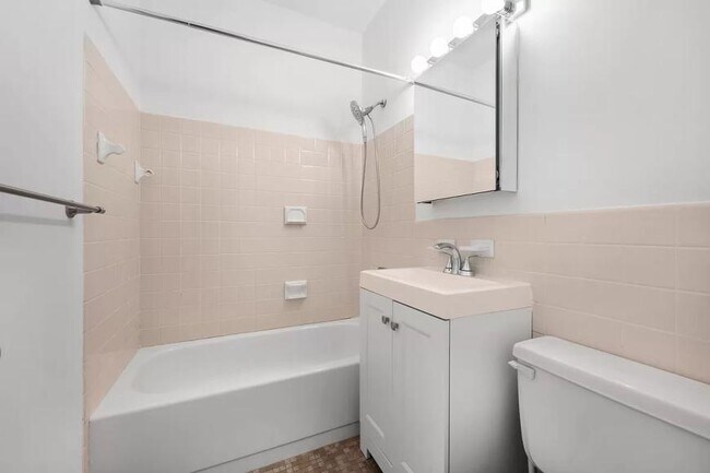 Building Photo - 3 bedroom in New York NY 10004