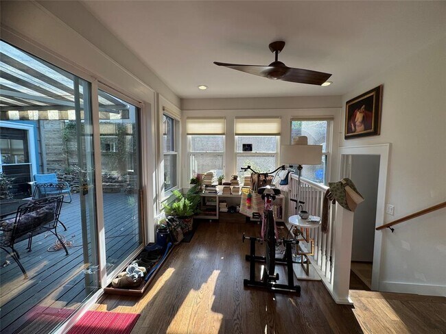 Building Photo - 807 Leonard St