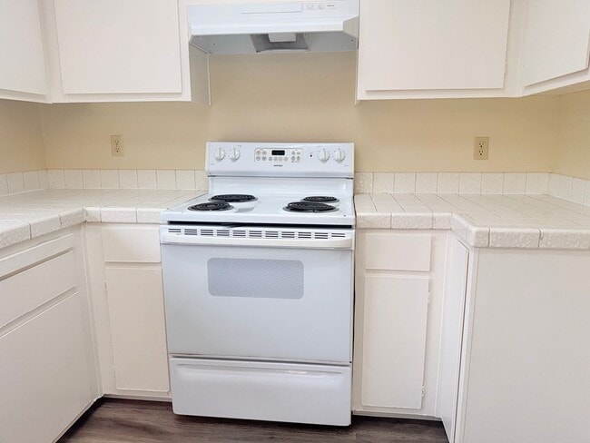 Building Photo - 2 bedroom 1.5 bath 2 story townhome