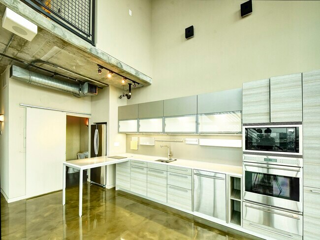 Building Photo - 2000 Bagby St