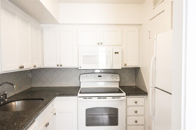 Building Photo - 5353 Dora St
