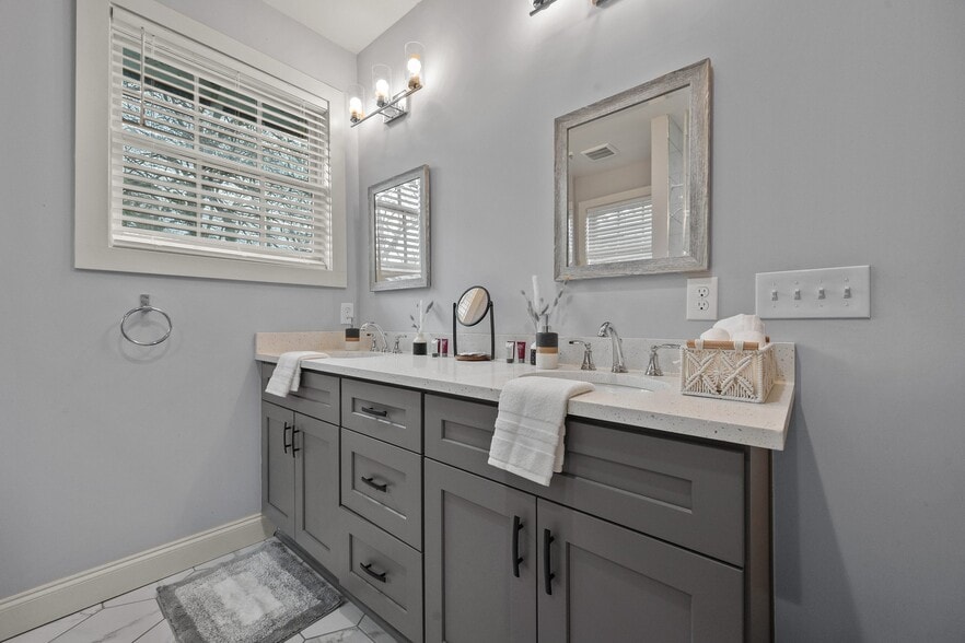 Building Photo - 1515 Westwood Ave SW