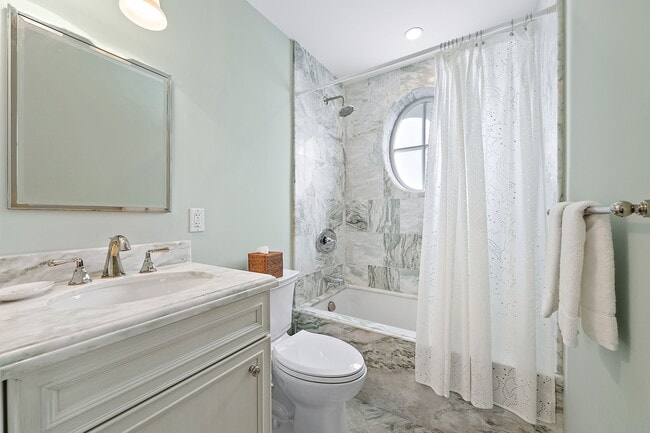 Building Photo - 210 Emerald Ln