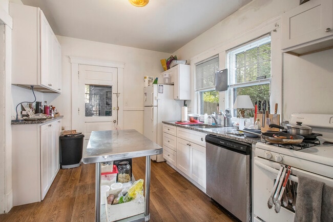 Building Photo - 852 Brookwood-