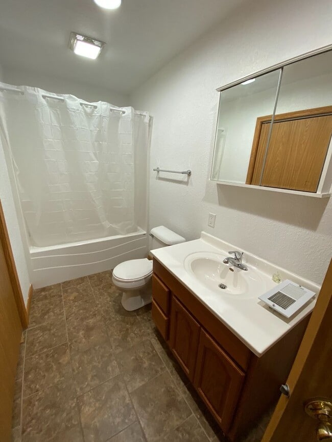 Building Photo - 222 Glenda Dr