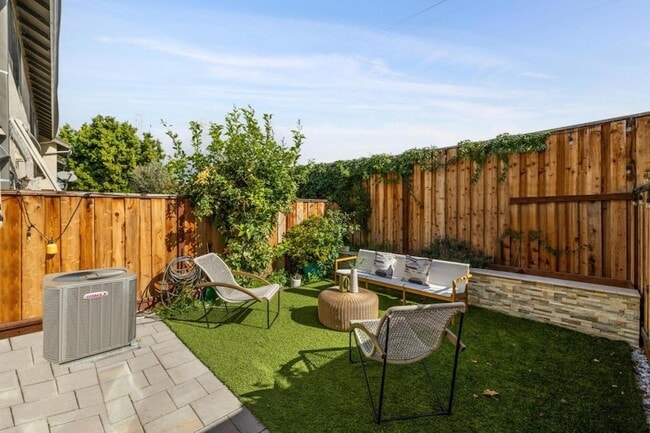 Building Photo - 646 S Ahwanee Terrace