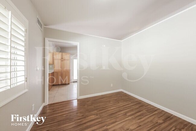 Building Photo - 10402 N 64th Ave