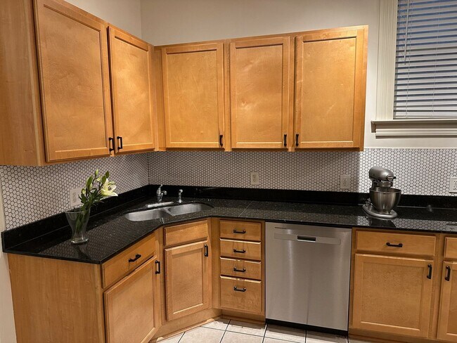 Building Photo - CHARMING DUPLEX - Grove District