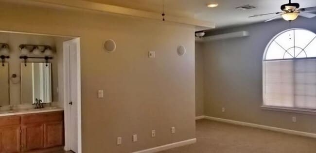 Building Photo - Gorgeous Home