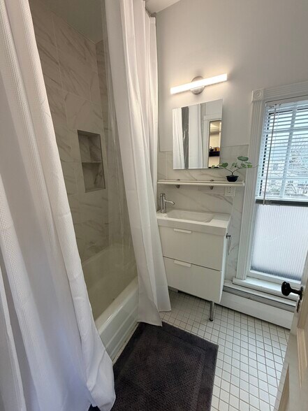 Building Photo - 25 Meacham St