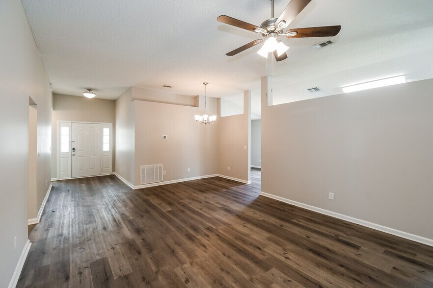 Building Photo - 12071 Sunchase Dr