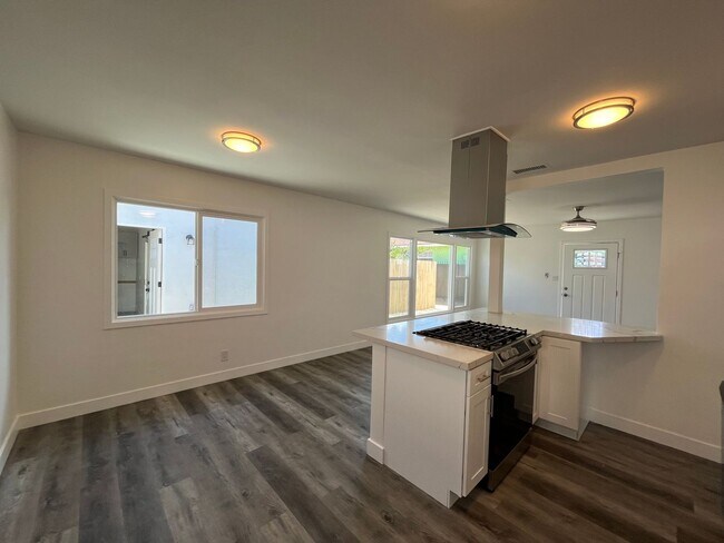 Building Photo - Cozy 2 bedrooms house + 1 bath.  Newly upg...