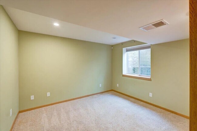Building Photo - 1406 Dewberry Dr