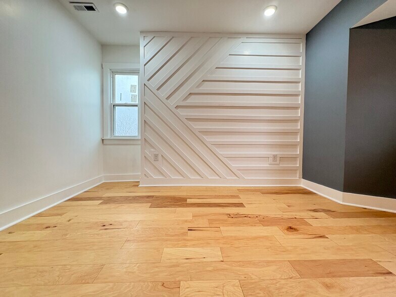 Building Photo - 5842 Hobart St