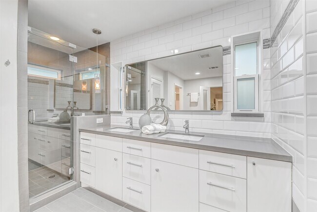 Building Photo - 12326 Old Oaks Dr