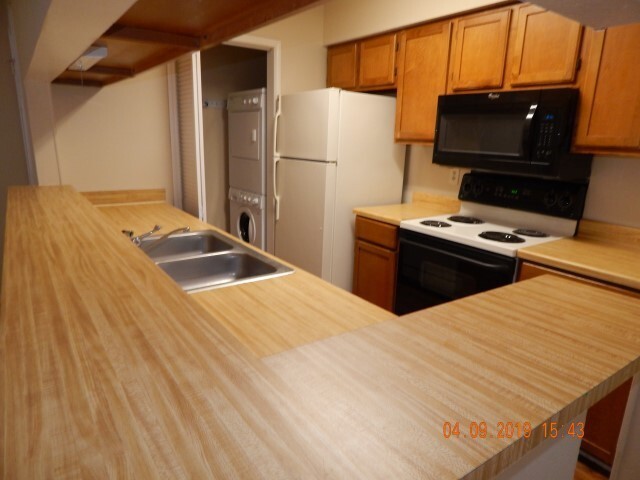 Building Photo - NICE 2 BEDROOM 2.5 BATH