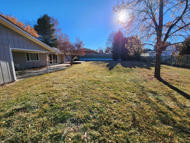 Building Photo - Large 3 bedroom home!