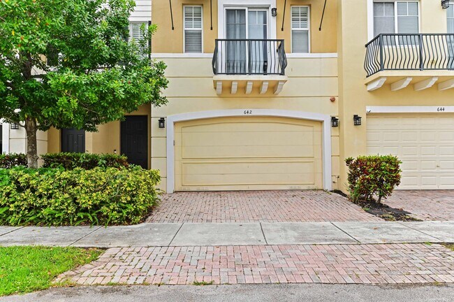 Building Photo - 642 NW 38th Cir