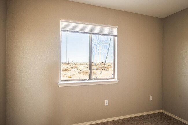Building Photo - Beautiful 4-Bedroom Home with Custom Backy...