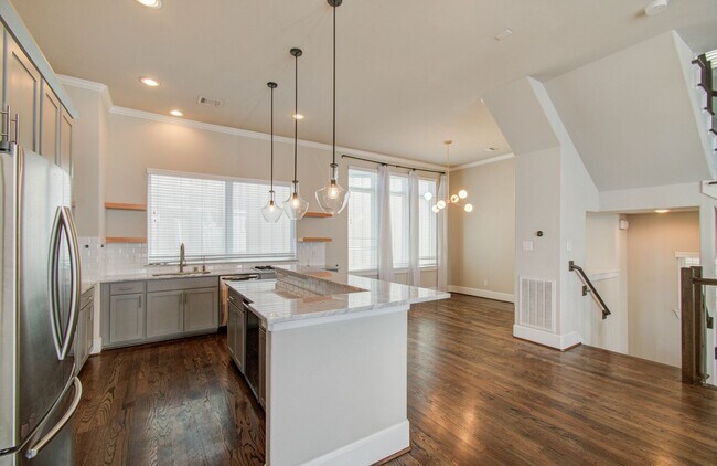 Building Photo - Beautiful 3-story House In the Heart of Ho...