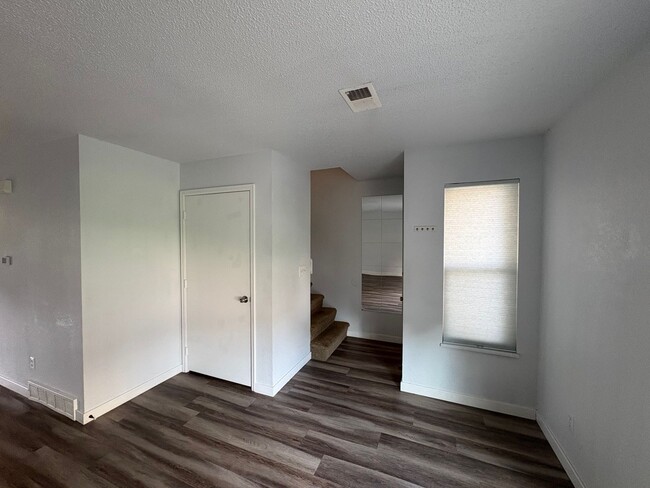 Building Photo - 3 Bed 2.5 Bath Home with 2 Car Detached Ga...
