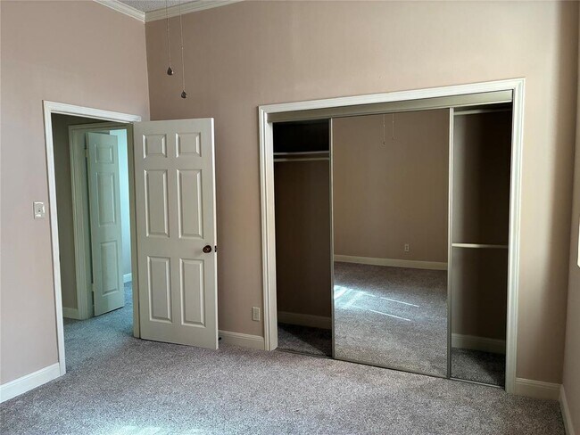 Building Photo - 10215 River Plantation Dr