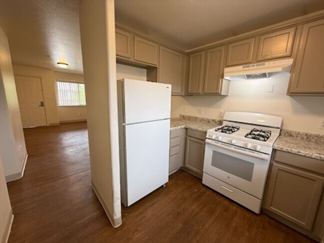 Building Photo - 1 Month Free - Upstairs 2 Bedroom Apartment