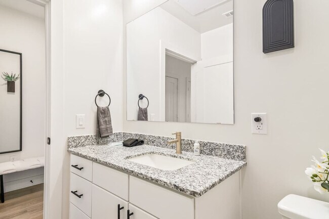 Building Photo - 701 Richmond Ave.