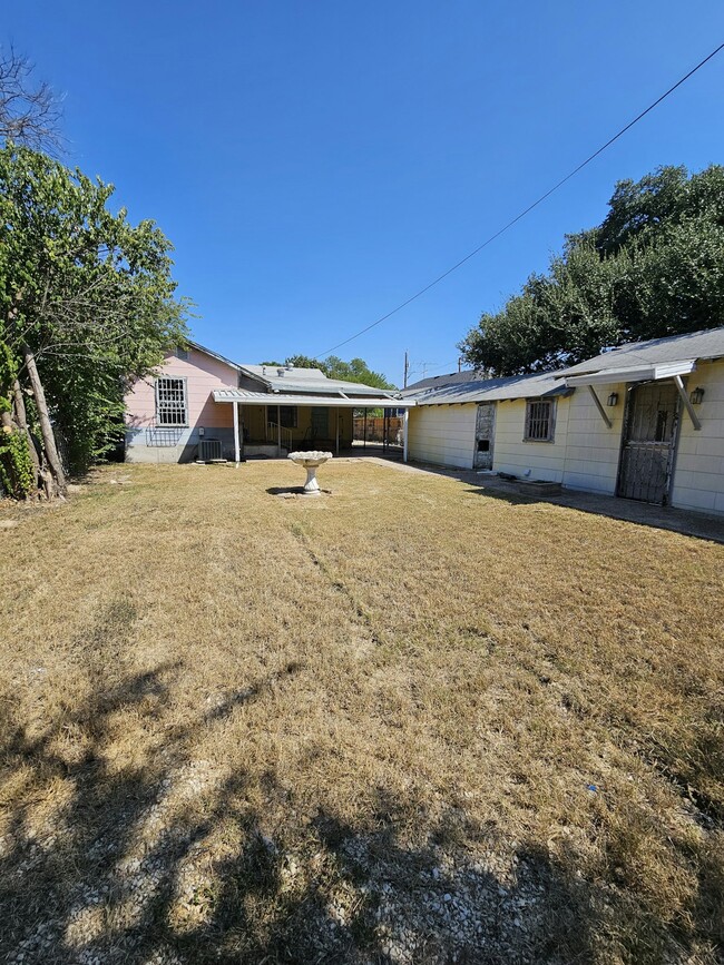 Building Photo - 3214 W Travis St