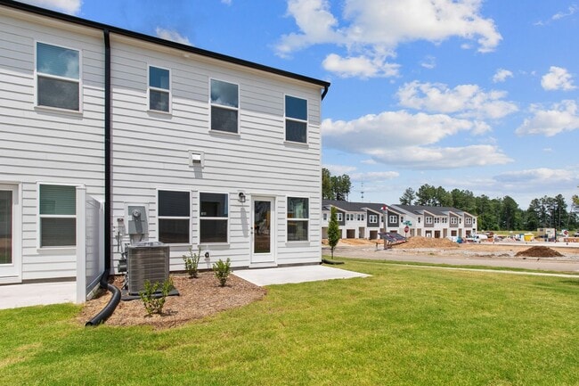 Building Photo - Spacious End-Unit 3-Bedroom Townhome in Pr...