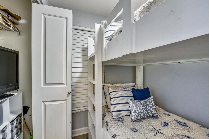 Building Photo - 9900 S Thomas Dr