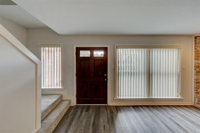 Building Photo - 2452 Country Club Dr