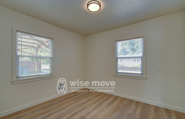 Building Photo - 2 Bedroom Home with Garage- Corner Lot!