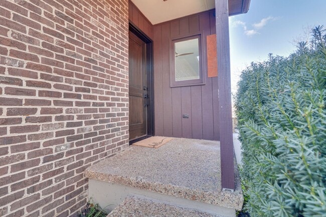 Building Photo - Modern 3BR Duplex with Abundant Natural Light