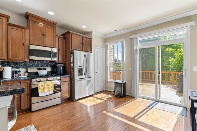 Building Photo - 3-Level Townhome in Woodstream!