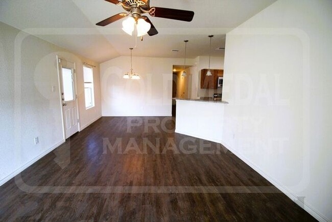 Building Photo - 907 Lasso Dr