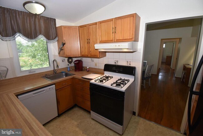 Building Photo - 6518 Byrnes Dr