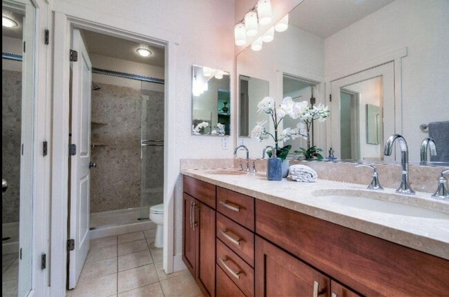 Building Photo - 405 Washington Square