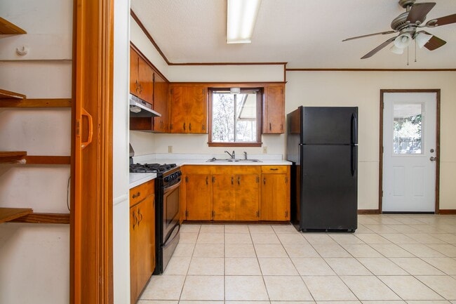 Building Photo - 6000 Larkspur Dr