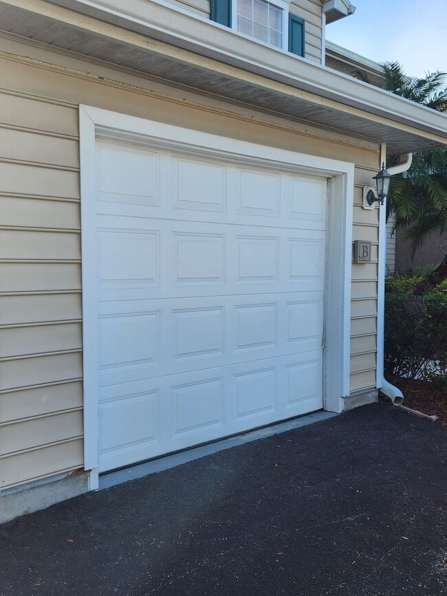 Building Photo - 8926 Manor Loop