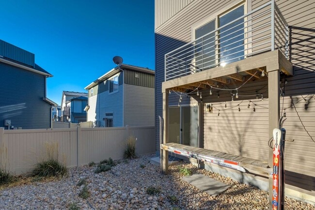 Building Photo - New Interior Paint! Shorter Lease Terms Av...