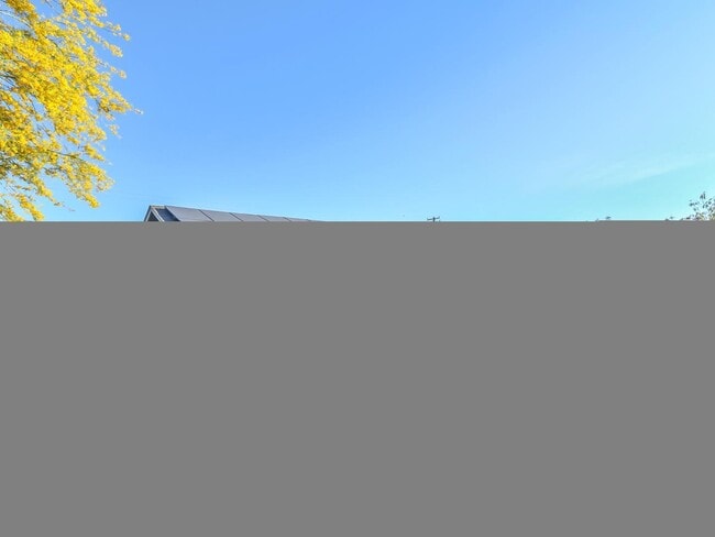 Building Photo - 544 W 17th Pl